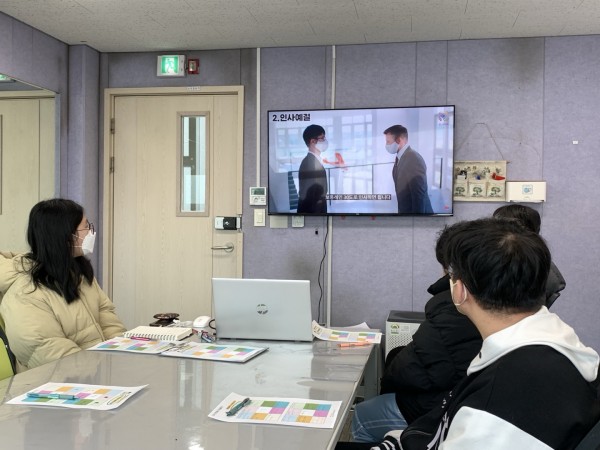 직장생활 관련 영상을 시청하는 모습02