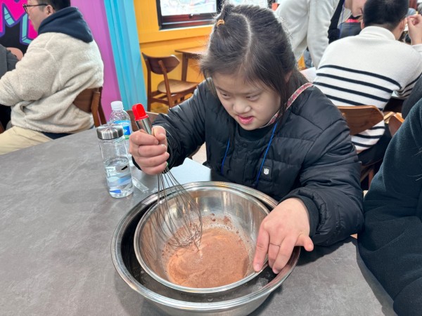거품기를 들고 열심히 아이스크림을 만드는 모습