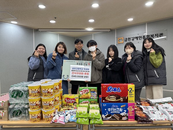 계절학교 담당 선생님들과 함께 전달식 사진