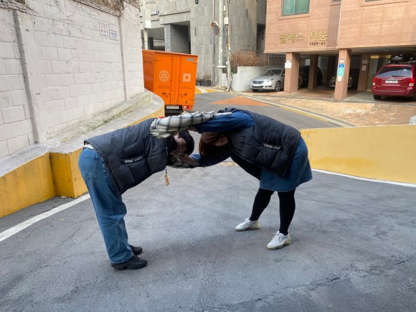 말미마을 청소 전 체조를 하고 있는 모습