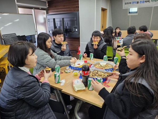 말미마을 청소후 피자를 맛있게 먹는 모습