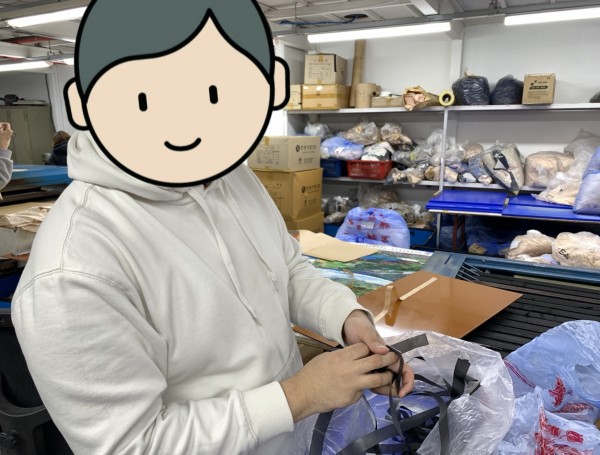 옷을 만들기 위해 재료를 준비하는 모습01
