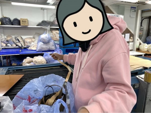 옷을 만들기 위해 재료를 준비하는 모습02
