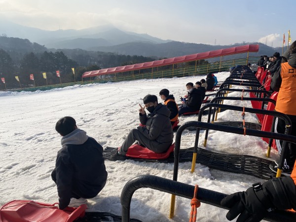 눈썰매 출발을 기다리고 있는 모습