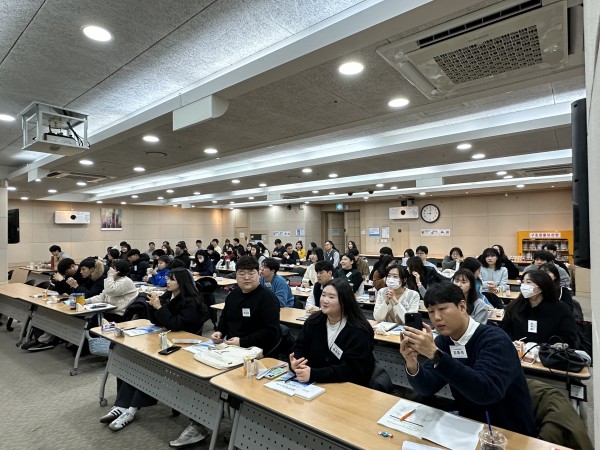 교육을 참여하기 위해 준비하고 있는 직원들의 모습