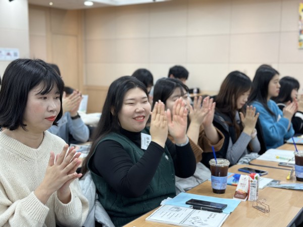 강사님 소개하는 중 박수를 치고 있는 모습