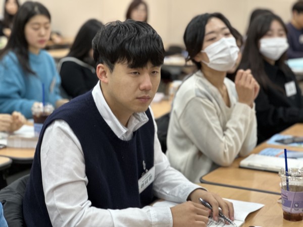 교육을 열심히 수강하고 있는 모습