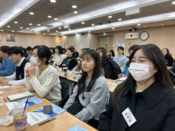 교육을 열심히 수강하고 있는 모습