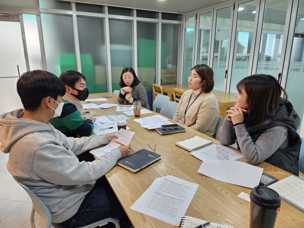 무장애 투표소를 만들기 위해 구청의 담당자와 복지관의 담당자가 함께 회의를 진행하는 모습