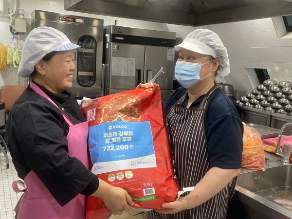 식당조리장님에게 전달한 모습