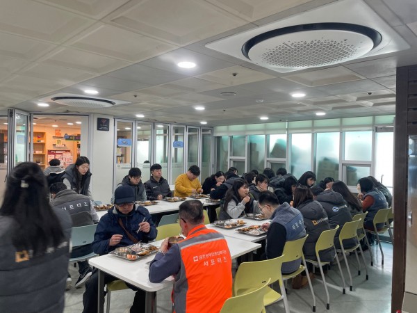 식당에서 식사하는 모습