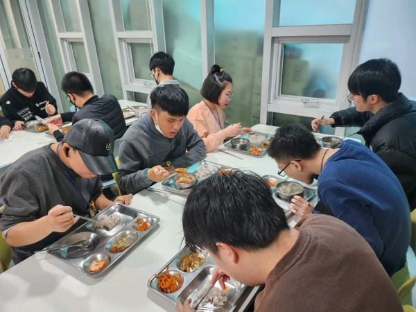 이용인들이 맛있게먹는모습