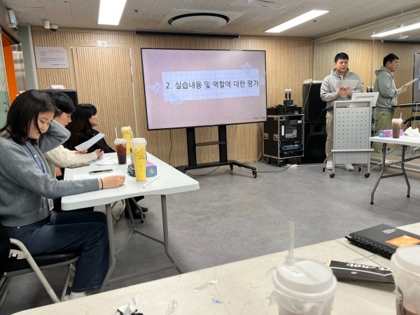 실습내용 및 역할에 대한 평가를 발표하는 모습