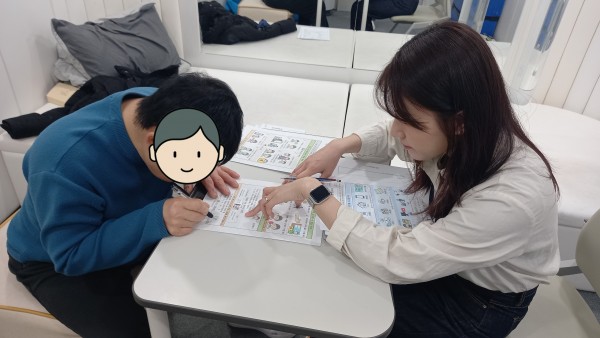 담당자가 알기쉬운자료를 사용하여 구직상담 진행하는 모습