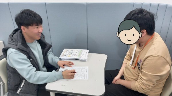 웃으며 직업상담을 진행하는 모습