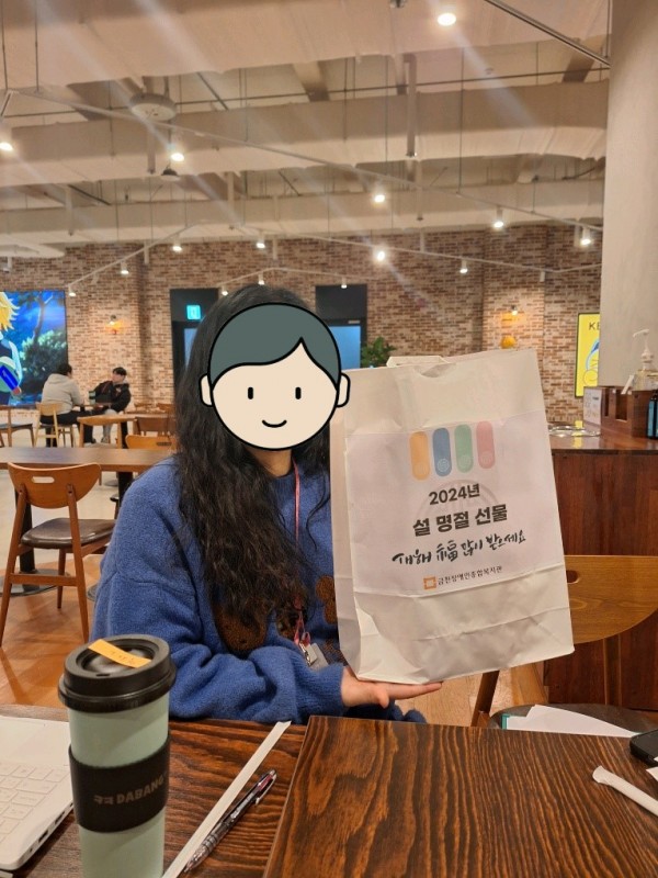 사업체에 방문하여 직접 명절선물을 전달하는 모습