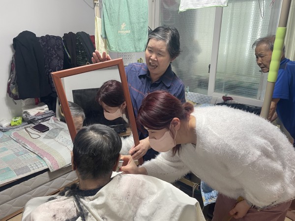 예쁘게 머리카락 자르고 있어요 오늘도 평화로운 방문이미용