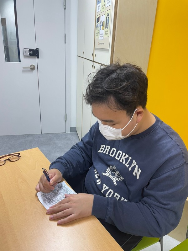 활동지 내용을 이해하여 성실히 작성하는 모습