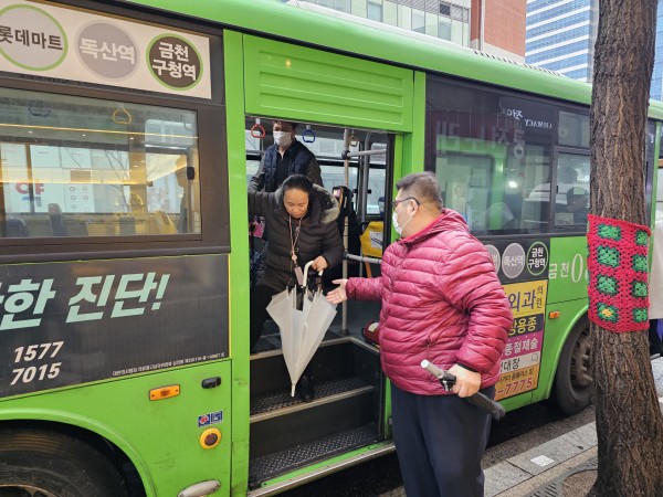 버스에서 조심히 하차하고 있는 모습