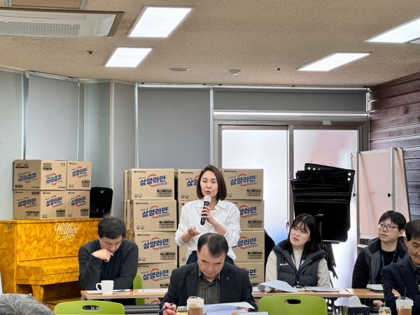 사무국장님이 발표하는 모습
