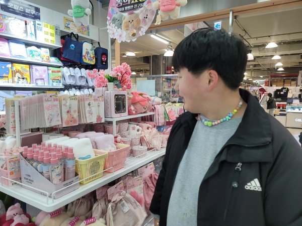 지역사회체험으로 물건을 구경하는 모습