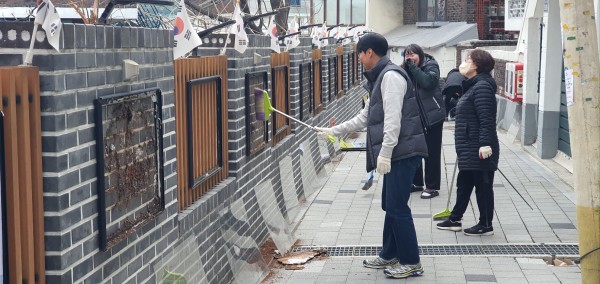 말미마을 갤러리를 보수하며 청소하는 모습