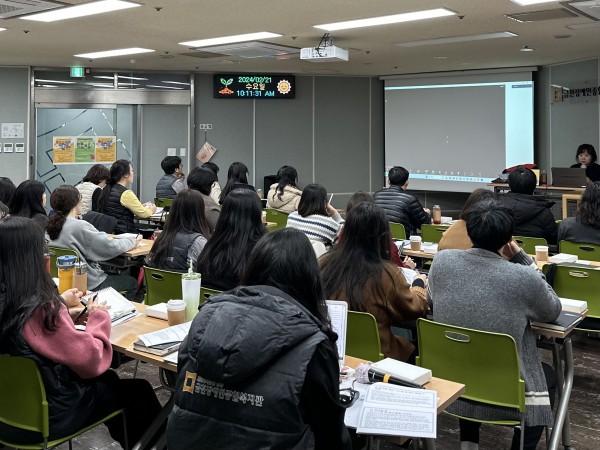 교육 경청하는 현장 참여자들의 뒷모습