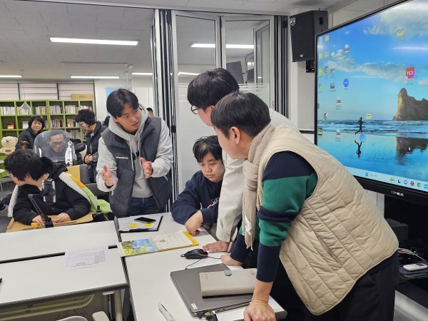 장애없는 금천, 턱없는 마을 함께만들기 연대모임에 참여하는 담당자와 함께 활동에 대한 논의를 진행하는 모습