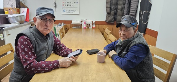 디앤디케어 직무 현장점검 참여자 면담하는 참여자