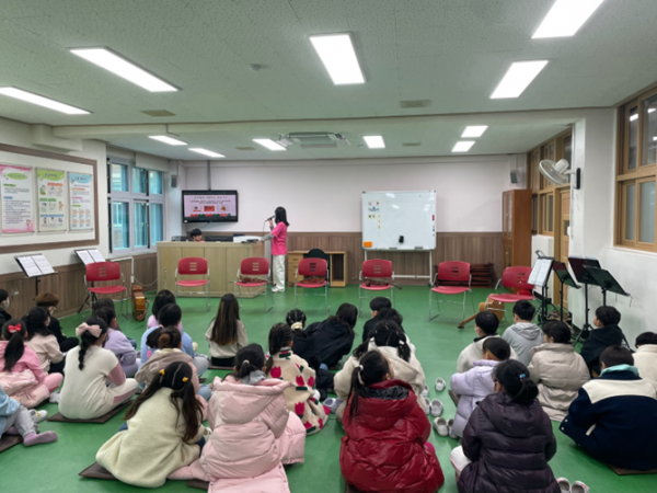 공연 시작 전 이론교육을 먼저 진행하고 있는 사진