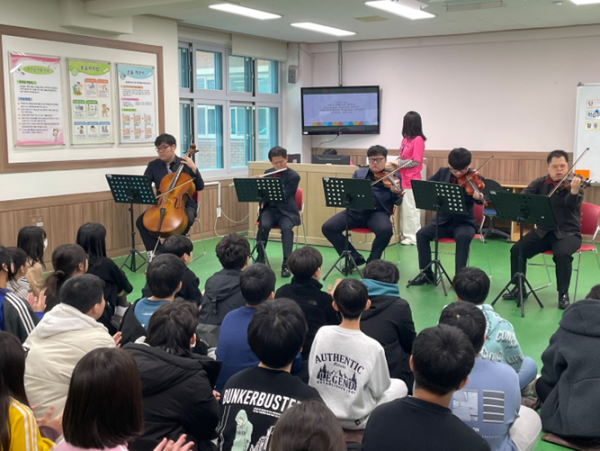 공연이 진행되고 있는 사진