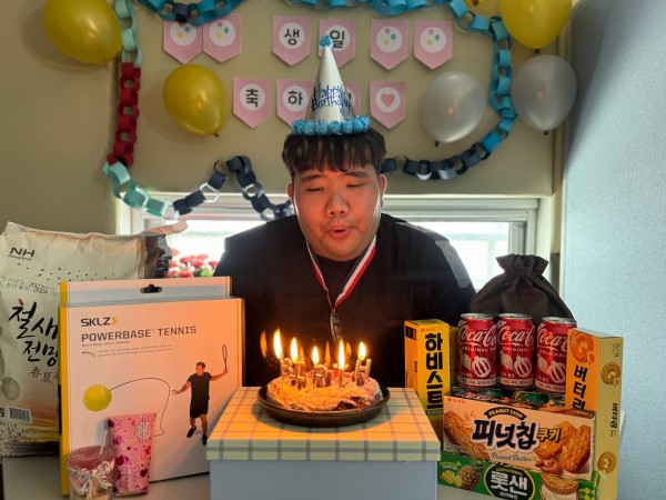 생일초를 불고 있는 모습