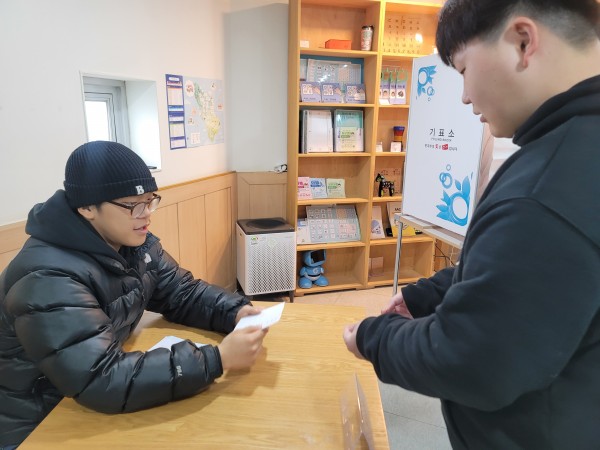 모의 선거에 직접 참여하고 있는 모습