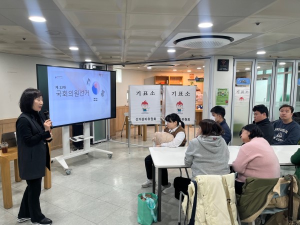 교육 참석자와 교육 주제에 대해 얼마나 알고 있는지 묻고 답하는 강사님의 모습