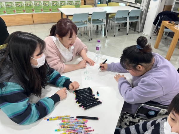투표권을 행사할 때 나에게 필요한 후보를 고르는 방법을 배우기 위해 선거유세를 만들기 실습을 하는 참석자들의 모습