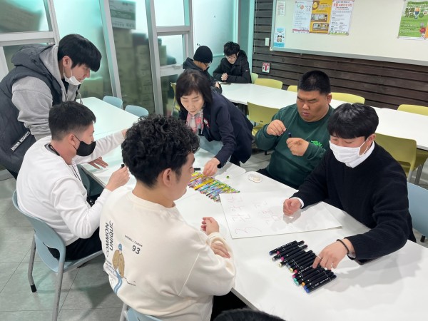 교육 참석자분들이 참여하기 쉽게 활동을 안내하고 있는 담당 사회복지사와 이용인분들의 모습