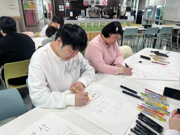 자신만의 선거 공약을 만들어 꾸미고 있는 이용인분들의 모습