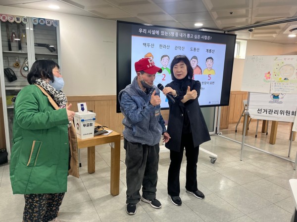 자신이 만든 선거 공약을 발표하는 이용인분의 모습