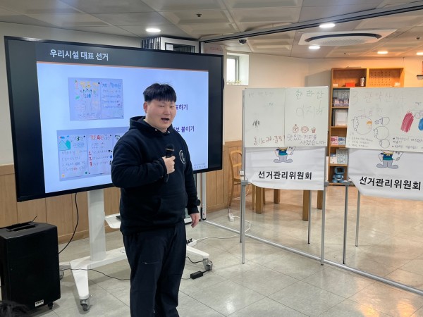 두번째로 나와 선거 공약을 발표하고 있는 이용인분의 모습