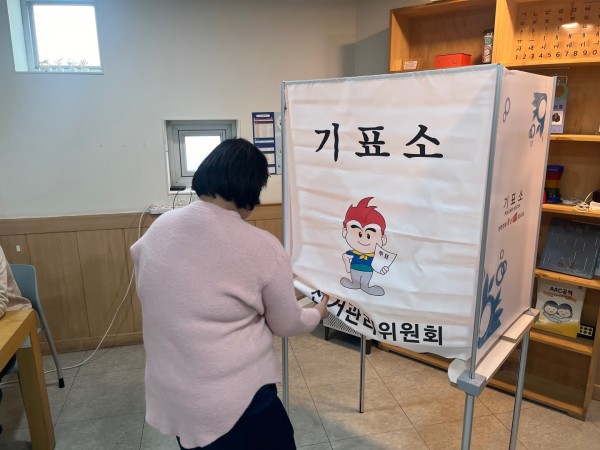기표소에 들어가 투표를 진행하고 있는 이용인분의 모습