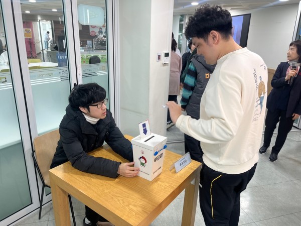 투표함에 투표지를 넣고 있는 이용인분의 모습