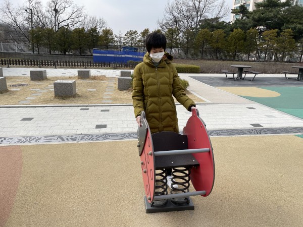 흔들 의자에 앉으려고 하는 모습