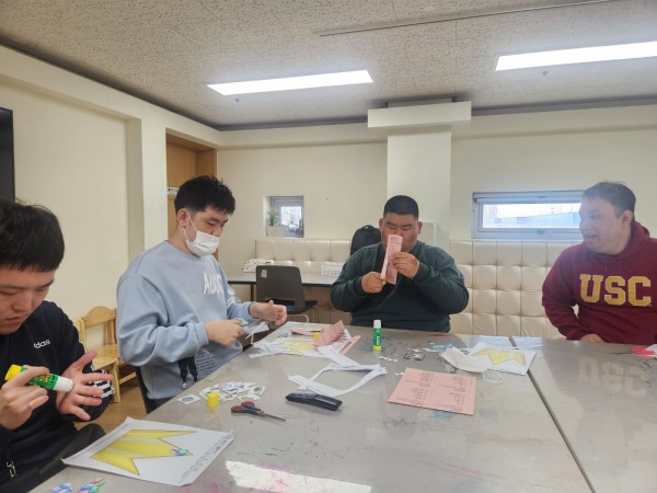 다 같이 열심히 그림을 오리고 붙이는 모습