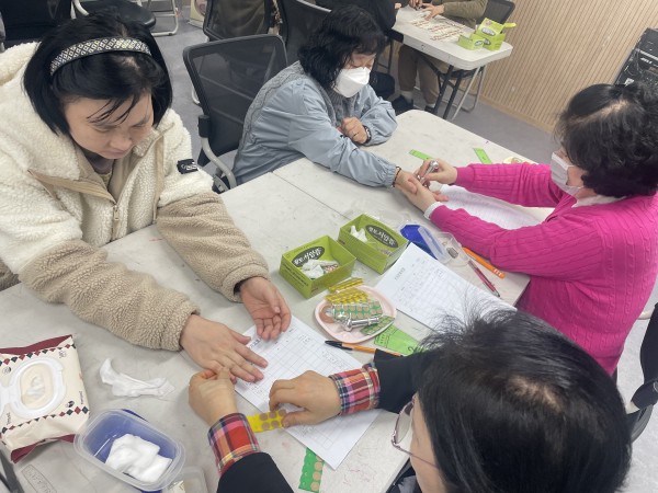 요새는 어디가 편찮으세요? 개별 맞춤 수지침요법을 받고 있는 모습