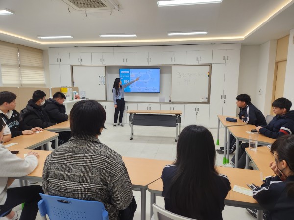 금천직업학교 프로그램을 소개하는 모습