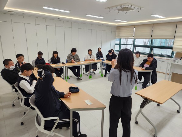 학생이 작성한 내 모습을 담당자가 학생들에게 보여주는 모습