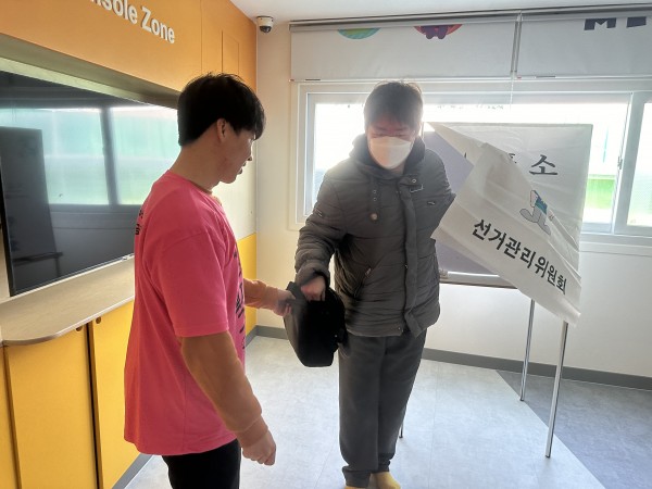 투표 후 투표소에서 나오는 모습