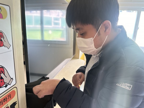투표 후 가상의 투표함에 넣는 모습