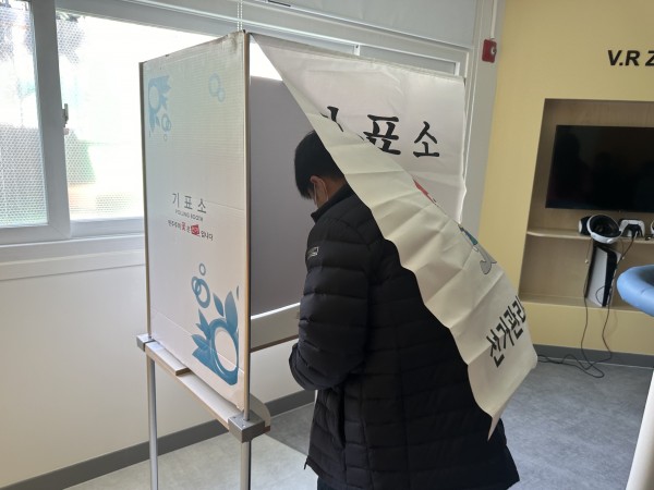 투표소에서 투표를 하고 있는 모습