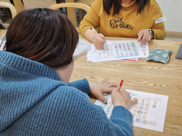 AAC 일기를 작성하는 참여자